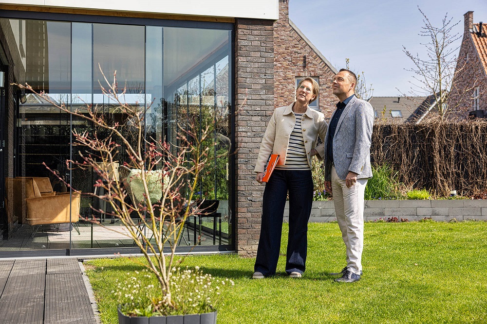 Makelaars in overleg bij woning in Almere over plan voor verkoop huis