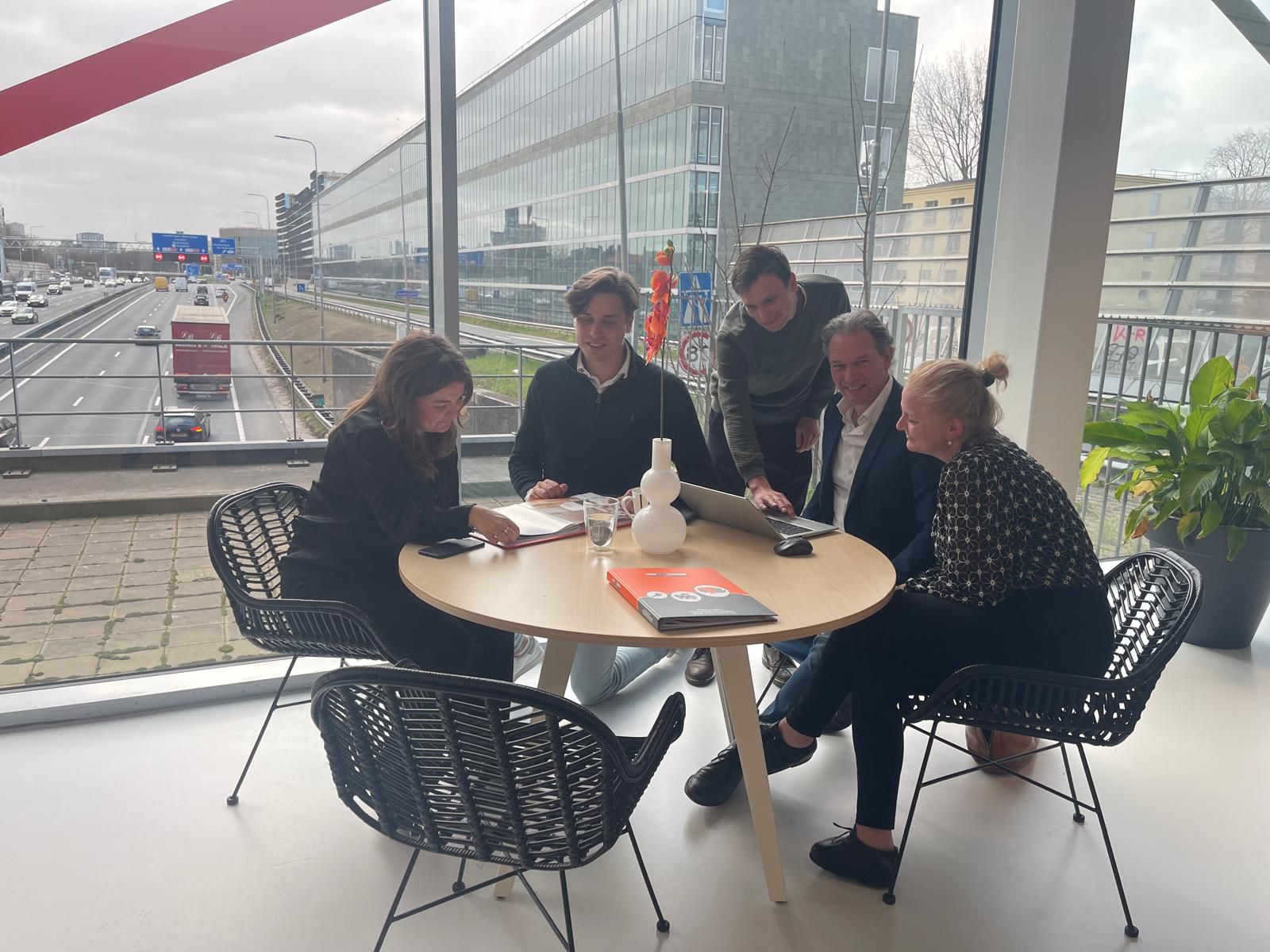 Team Amsterdam werkend aan de tafel in overleg